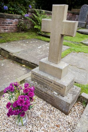 elizabeth gaskell grave knutsford 1 sm.jpg